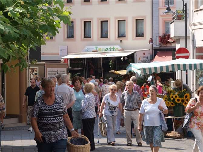 Die erste Auflage des Bendorfer Wochenmarktes wurde gut angenommen: Zahlreiche Besucher bevölkerten die Strassen und begutachteten die vielfältigen Angebote. Fotos: Udo Stanslawski