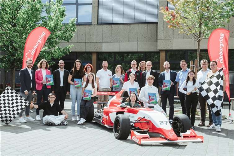Die erste Ausgabe der „Ahrweiler Naturtalente“ präsentierten die Initiatoren an der Philipp Freiherr von Boeselager Realschule Plus in Bad Neuenahr-Ahrweiler. Foto: Luisa Jungheim / ATTENTIO