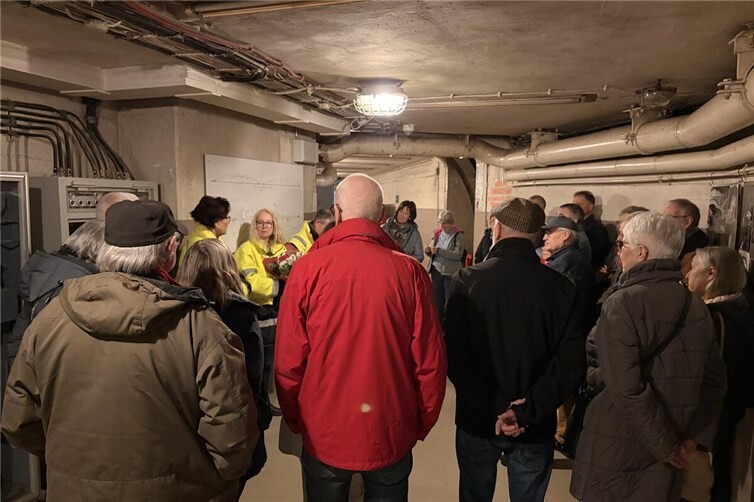 Die erste Besuchergruppe startet ihren Erkundungsgang durch den Regierungsbunker.