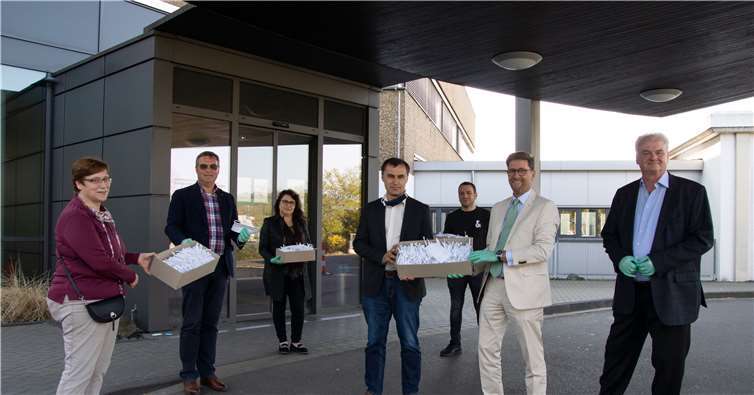 Die erste Charge der 1000 MNS-Atemschutzmasken wurden jetzt dem Marienhaus in Bad Neuenahr, das Krankenhaus „Maria-Hilf“ überreicht. v . l. Ursine Holzberger OV Ahrweiler, Horst Gies, MdL, Gallina Philipp, Blerim Hetemi, Rudin Alu, Detlef Odenkirchen, OV Bad Neuenahr und Gregor Klein, OV Heimersheim bei der Übergabe der MNS-Atemmasken. Foto: privat