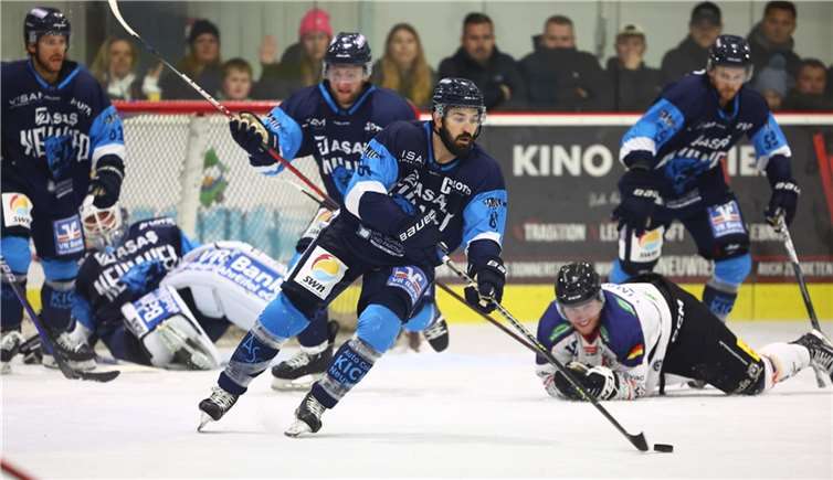 Die erste EHC-Reihe um Kapitän Jeff Smith machte viel Druck, konnte die Niederlage gegen die EG Diez-Limburg aber nicht verhindern.  Foto: EHC Neuwied