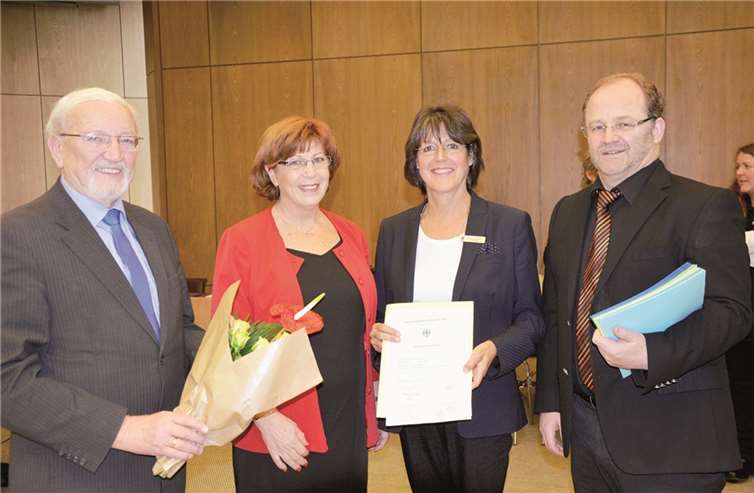 Die erste Einbürgerungsurkunde wurde überreicht (v.l.n.r.): Neubürgerbeauftragter Ludwig Neuber, Lorraine Frances Heinrichs, Kreisdirektorin Annerose Heinze, Werner Erdmann, Abteilungsleiter für Ordnungs-, Personenstands- und Staatsangehörigkeitswesen der Kreisverwaltung. privat