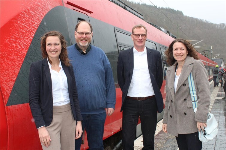 Die erste Elektrofahrt der RB 30 im Ahrtal, hier am Bahnhof Dernau