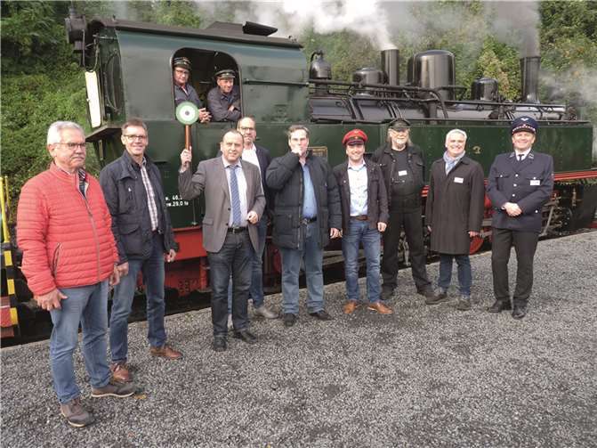 Die erste Fahrt am Jubiläumswochenende startete mit der 115 Jahre alten „11sm Mallet“.Während VG-Bürgermeister Johannes Bell die Kelle hochhielt, wurde die erste Fahrtam Samstagmorgen von Ortsbürgermeister Dr. Frank Gondert (Brohl-Lützing) angepfiffen. Fotos: FRE