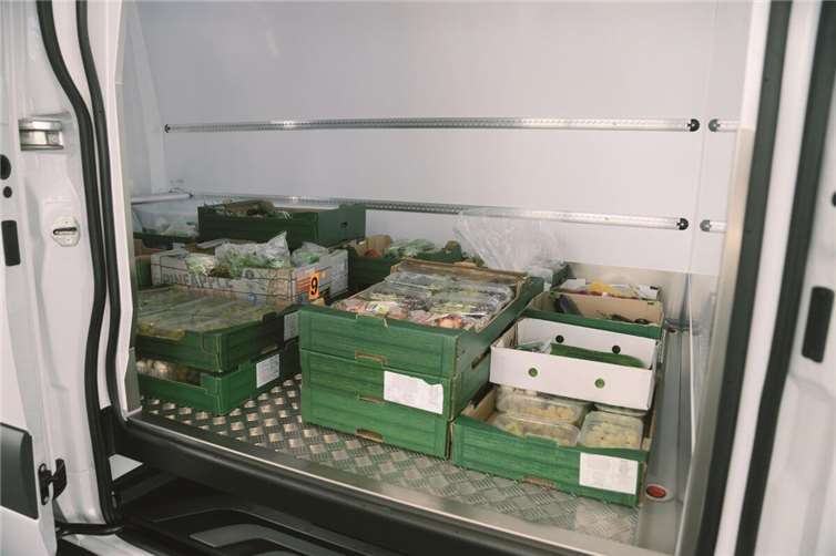 Die erste Fahrt des neuen Mercedes-Benz Sprinters erfolgte dank einer Lebensmittelspende von KBM nicht leer. 