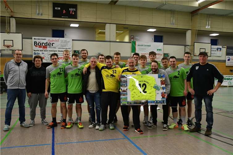 Die erste Herrenmannschaft des TuS Grün-Weiß Mendig verabschiedet Robert Späth.  Foto: privat