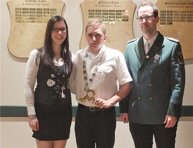 Die erste Jungschützenmeisterin Andrea Wiesel (v.l.), Prinz Tim Breuer und der zweite Jungschützenmeister Hendrik Beer. privat