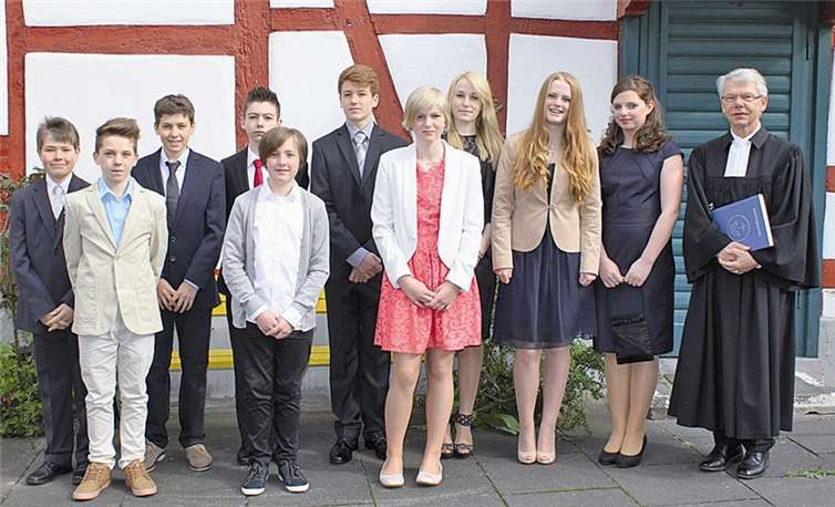 Die erste Konfirmandengruppe aus Oberwinter und Pfarrer Michael Schankweiler-Schell.privat