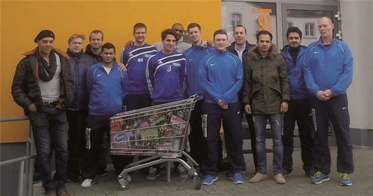 Die erste Mannschaft beim Besuch des food hotels.privat