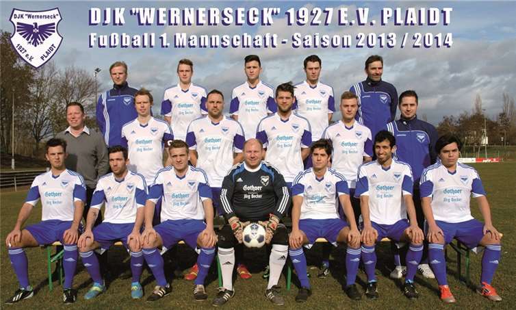 Die erste Mannschaft der DJK Wernerseck Plaidt präsentiert ihre neuen Heimspieltrikots.privat