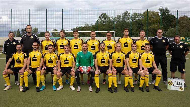 Die erste Mannschaft der Grafschafter SG vor dem Testspiel gegen Plaidt. Foto: Andreas Thun