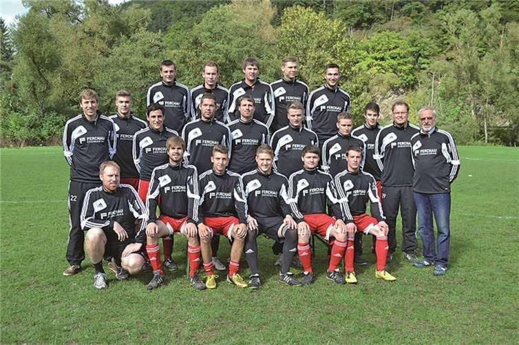 Die erste Mannschaft der SG Ahrtal freut sich über die neuen Aufwärm-Pullover. privat