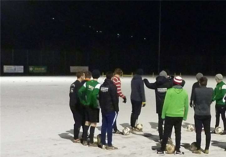 Die erste Mannschaft des FC Burgen ließ sich auch von widrigen Bedingungen nicht vom Trainingsauftakt abhalten. privat