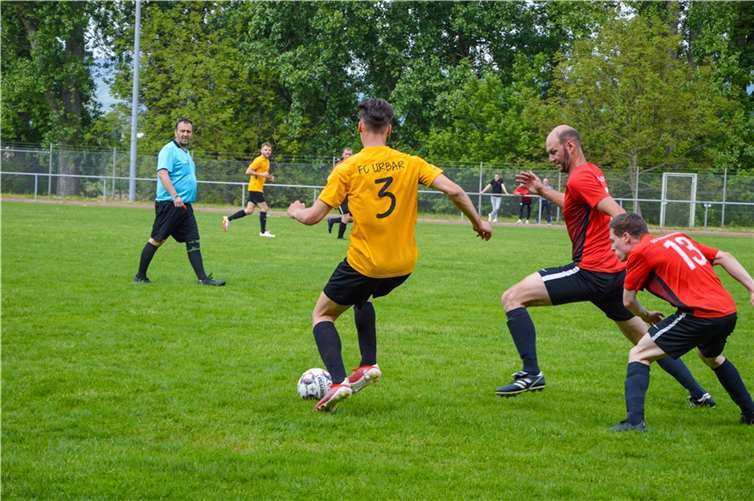 Die erste Mannschaft des FC Urbar (in gelb) besiegt die SG Rheindörfer in St. Sebastian verdient mit 1:3.  Foto: privat