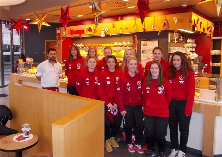 Die erste Mannschaft des SC 13 Bad Neuenahr ließ es sich nicht nehmen, sich bei Familie Klum für die Verpflegung zu bedanken. privat