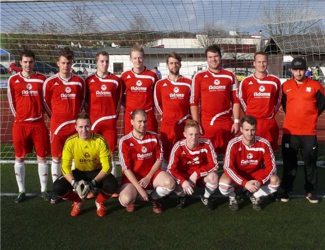 Die erste Mannschaft des SC Niederzissen vor dem Spiel gegen den ESV Kreuzberg (hinten von links): Fabian Bermel, Nico Schunk, Axel Schäfer, David Schmitz, Tristan Menge, Rico Reuter, Axel Kraus und Michael Groß. Vorn von links: Tim Schüller, Alexander Keller, Tim Aus der Wieschen und Michael Müller.privat