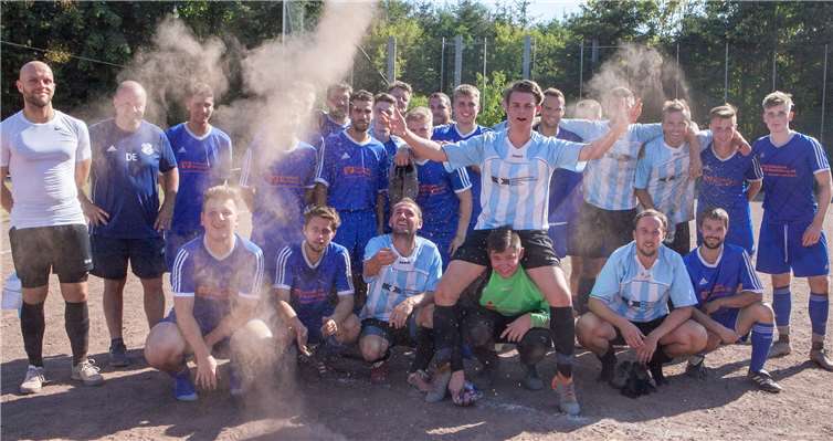 Die erste Mannschaft des SC Villip gewann ihr letztes Spiel auf dem Tennisplatz mit 10 gegen den SC Ließem und freute sich anschließend über das Ende der Staubzeit.
