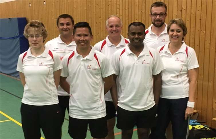 Die erste Mannschaft des SV Unkel mit (hinten) Skender Bunjaku aus Linz, Claus Schulte und Olaf Radcke (beide aus Erpel) sowie (vorn) Sandra Schreiber aus Bad Honnef, Custer Aranas aus Unkel-Scheuren, Arun Karuveli (Student in Bad Honnef) sowie Mannschaftsführerin Claudia Bauch aus Unkel-Scheuren.privat