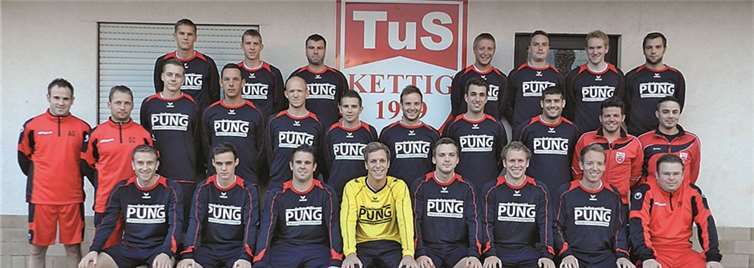 Die erste Mannschaft des TuS Kettig mit ihren neuen Trikots.privat
