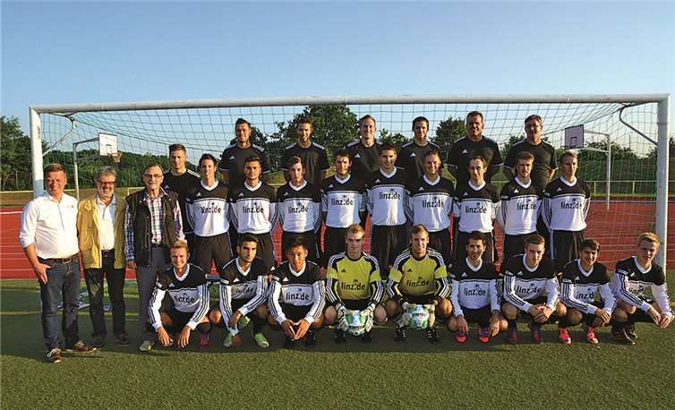 Die erste Mannschaft des VfB Linz nebst Verantwortlichen mit ihren neuen Trikots.privat