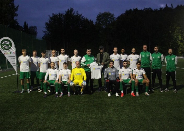 Die erste Mannschaft mit den neuen Trikots.  Foto: privat