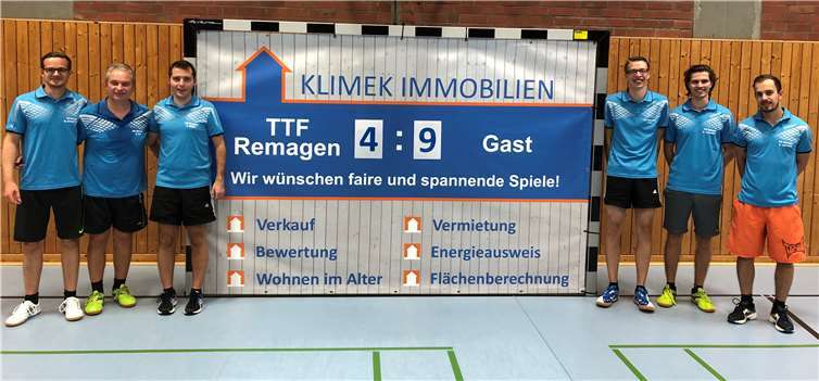 Die erste Mannschaft mit der neuen Spielstandanzeige, die von der Klimek Immobilien GmbH gesponsort wurde. privat