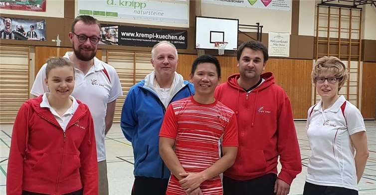 Die erste Mannschaft mit (von links) Charly Bauch, Olaf Radcke, Claus Schulte, Custer Aranas, Skender Bunjaku und Sandra Schreiber übernahm die Tabellenführung.Fotos: privat