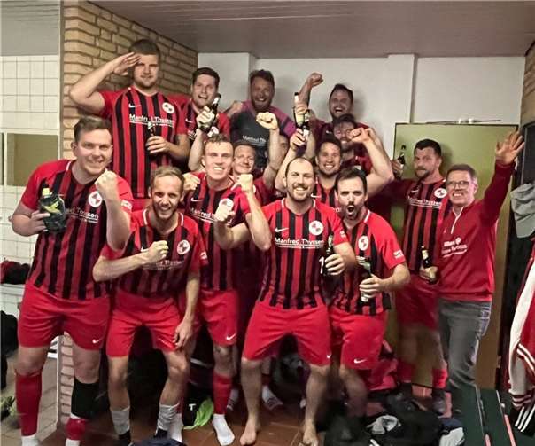 Die erste Mannschaft nach dem 2:1 Sieg bei der SG Bitzen/Siegtal. Quelle: FV Rot Weiss Erpel