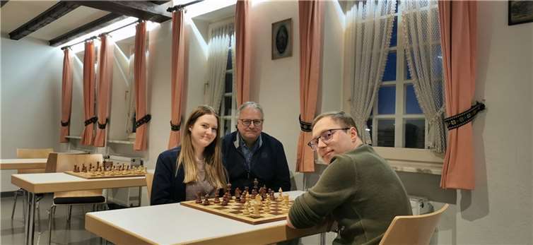 Talentschmiede bezieht neues Clubheim  Die erste Partie im neuen Clubraum spielen Elisa und Jonas Naumann. Vorstandsmitglied Ralf Oehrle freut sich mit den Youngstern. Foto: privat