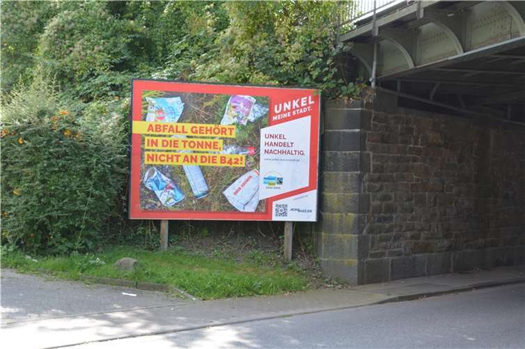 Die erste Plakatwand ist bereits an der Unterführung zu sehen. Foto: privat