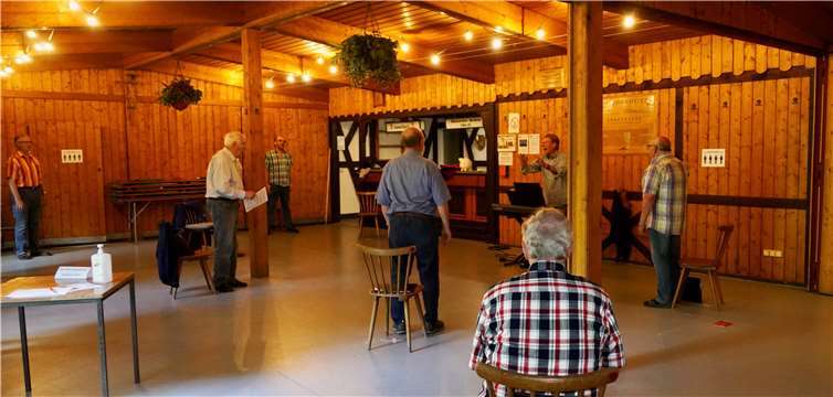 Die erste „Post Corona“-Probe startete mit den Tenören.Fotos: KG