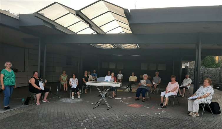 Die erste Probe in diesem Jahr fand auf dem Schulhof statt. Foto: privat
