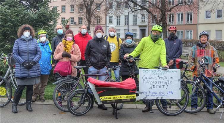 Die erste Radaktion des neuen Vorstands mit dem Radentscheid ist erfolgt, nämlich ein Protest in der Casinostraße, wo die fest vereinbarte Einrichtung einer Fahrradstraße auf Druck von einzelnen Händlern und der Industrie- und Handelskammer überraschend verschoben wurde.Foto: P.Thomas