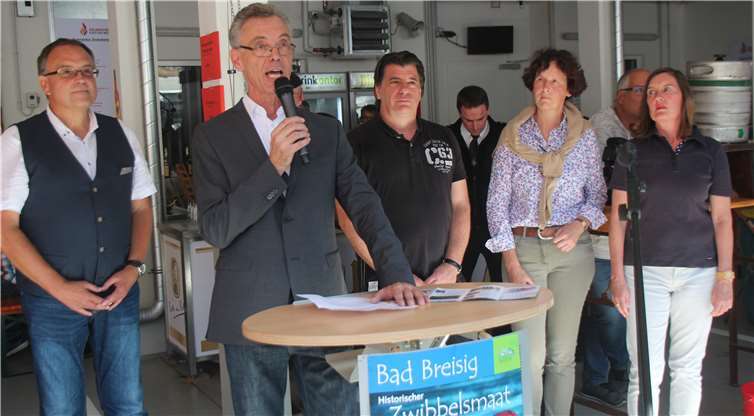 Die erste Rede des neuen Stadtbürgermeisters Udo Heuser (vorne) mit den drei Beigeordneten Barbara Krebs-Haupt, Beate Deres und Michael Jungk (v.l.) sowie Verbandsbürgermeister Bernd Weidenbach (links). Fotos: KMI