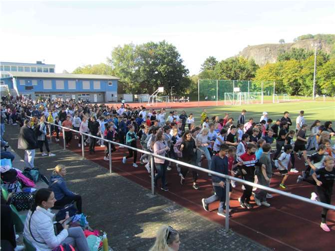 Die erste Runde im Stadion liefen alle Schüler, Eltern und Lehrkräfte gemeinsam. Foto: Christine Blinn