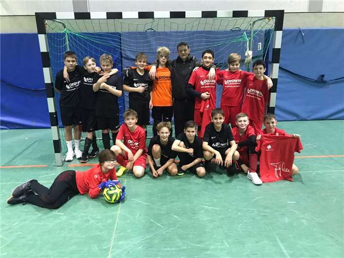 Die erste Schulmannschaft der Hocheifel Realschule plus belegte am Ende des Turniers durch eine geschlossene Mannschaftsleistung den 2. Platz, die zweite Mannschaft wurde Vierter. Foto: privat