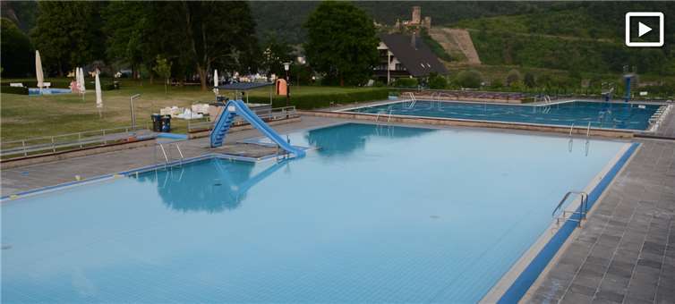 Beschlüsse vor traumhafter Kulisse Die erste Sitzung des neuen Verbandsgemeinderates fand im Freibad statt.Fotos: CF
