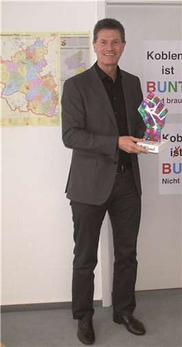 Die erste Skulptur wurde nun dem Koblenzer Bundestagsabgeordneten Detlev Pilger überreicht.  DGB Koblenz