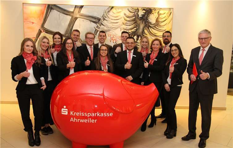Die erste Sprosse auf der Karriere-Leiter haben sie erklommen: die frisch gebackenen Bankkaufleute der KSK Ahrweiler. privat
