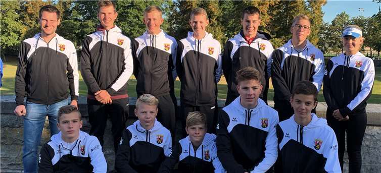 Die erste Station der beiden Mannschaften des „KuBa“- Gymnasiums Münstermaifeld, Partnerschule des Sports, war das Olympiastadion, (hinten, v. l. n. r.) Sportlehrer Timo Sesterhenn, Simon Haible, Julian Harward, David Kindsvater, Felix Diederichs, Jugendtrainer Leon Spies , Eva Haible, (vorne, v.l.n.r.) Jannik Teiher, Alexander Kindsvater, Lorenz Forsmann, Christian Ilgen und Felix Bischof.Foto: Privat