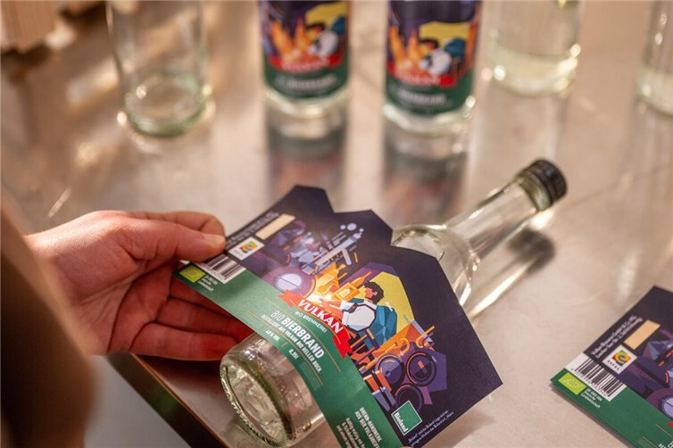 Die erste VULKAN Bio Spirituose erscheint im März 2026: ein klarer Bio Bierbrand aus hellem Bockbier, limitiert auf 130 Flaschen.