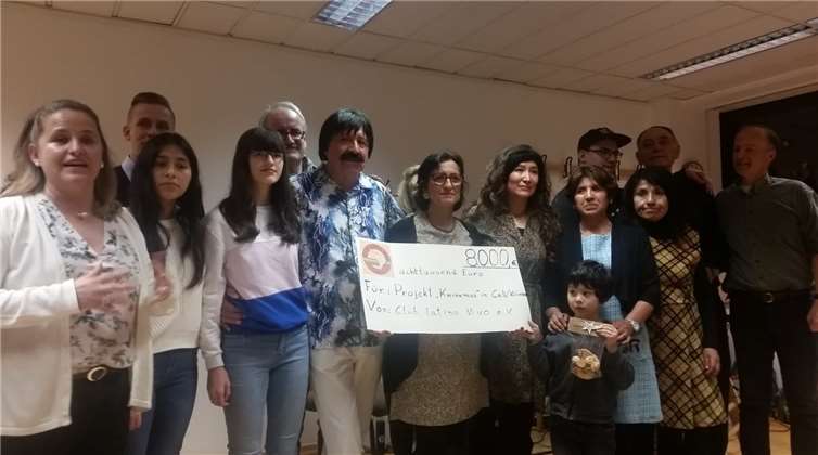 Die erste Vorsitzende Cynthia Gerhard überreichte einen symbolischen Scheck über 8.000 Euro an Luz-Stella Bourmer, Patin des Projekts „KMINEMOS“.Foto: privat