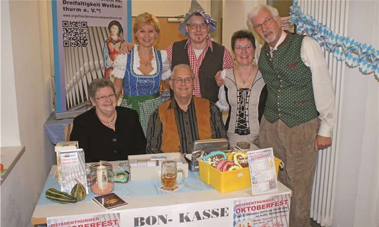 Die erste Vorsitzende Pia Zeyen (hinten links) freute sich über die große Hilfsbereitschaft der Vereine (hier: Kirchenchor) bei der Ausrichtung des Oktoberfestes. GH