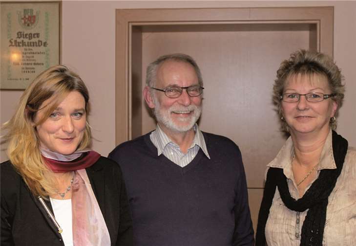 Die erste Vorsitzende der Orts-FWG, Christine Kühlborn (links), und der erste Vorsitzende der Verbandsgemeinde FWG, Klaus Endris, gratulieren Christine Altmeppen zur Nominierung. privat