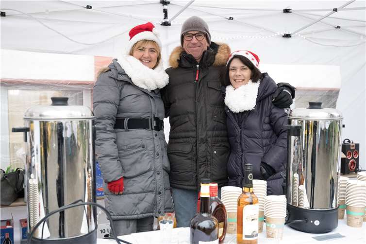 Die erste Vorsitzende des OFA in Pech, Sabine Poell (li.), versorgte mit dem Kassierer Friedrich Oettler und der zweiten Vorsitzenden, Trude Grußeck, die Besucher mit allem, was Durst löschte und von innen wärmte. Fotos: CEW