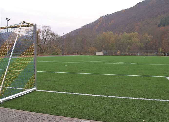 Die erste echte Bewährungsprobe wartet auf den neuen Kunstrasenplatz in Dernau. privat
