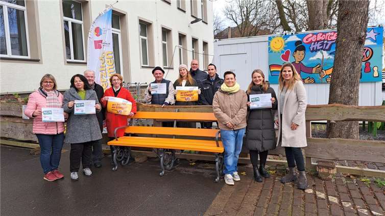 Die erste orange Sitzbank im Kreis Ahrweiler wurde vor dem Mehrgenerationen Haus in Bad Neuenahr aufgestellt  Foto: : Macht / Kreisverwaltung Ahrweiler