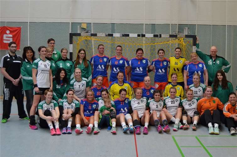 Die erste und zweite Mannschaft aus Bassenheim zusammen nach dem Halbfinale.privat