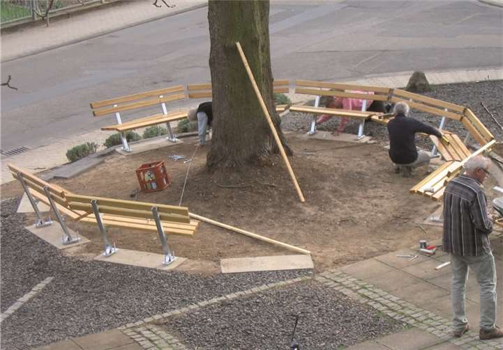 Die ersten Bänke sind gesetzt und ausgerichtet.privat