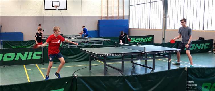 Die ersten Ballwechsel beim erfolgreichen Tischtennisneustart des TV Rheinbach.Quelle: TV Rheinbach